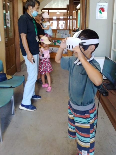 VRゴーグルを装着して家の中を見学する体験
