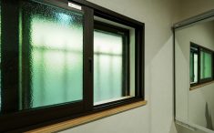 洗面脱衣室に設置した内窓。断熱性能を高め、結露や冷気を防ぐ。