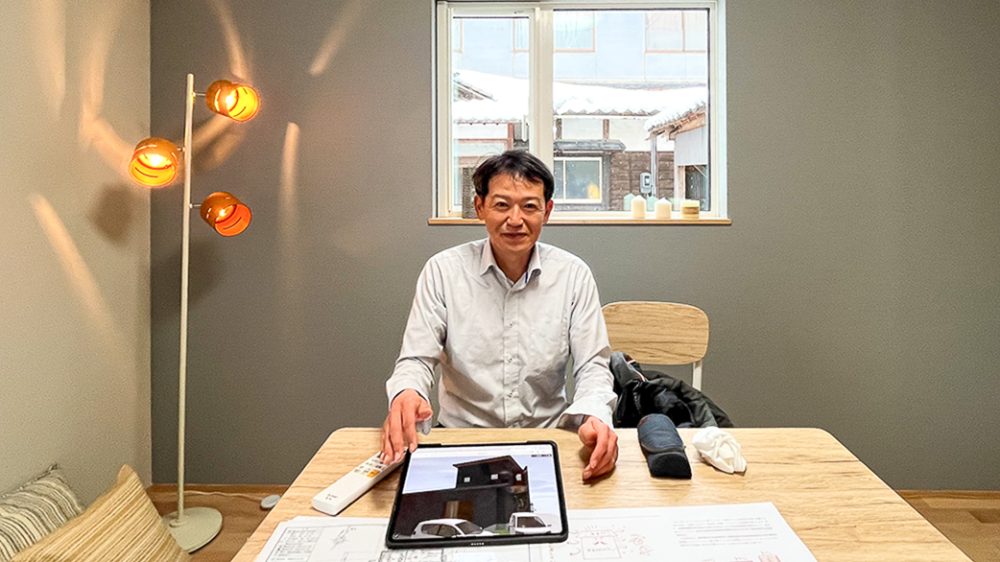 リフォーム相談カウンターの接客風景｜スタッフが笑顔で丁寧に対応する、安心して相談できる会場イメージ。