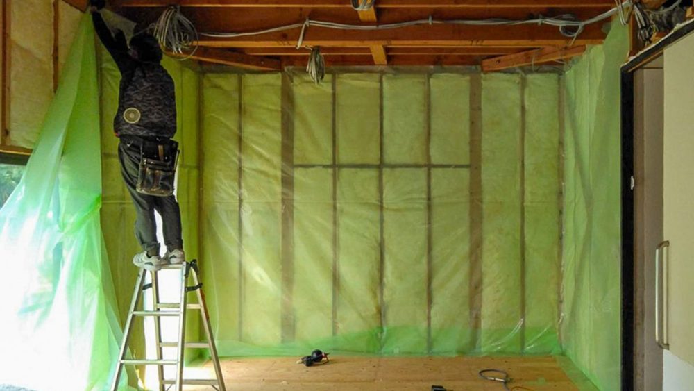 別現場の断熱材施工イメージ。天井や壁の中に断熱材を入れている写真