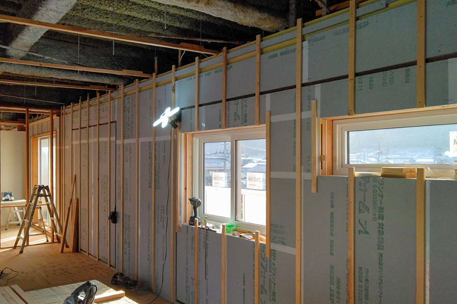 壁と天井の下地が見える断熱施工前の室内