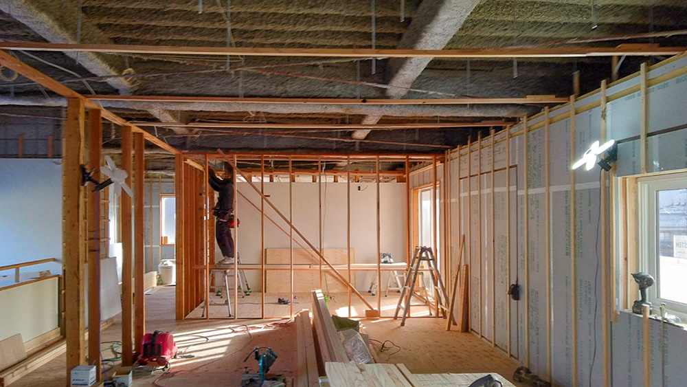 断熱リフォーム工事中の室内全体の様子｜越前市