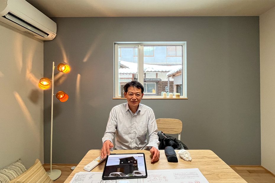 リフォーム相談会でスタッフが丁寧に話を聞く様子